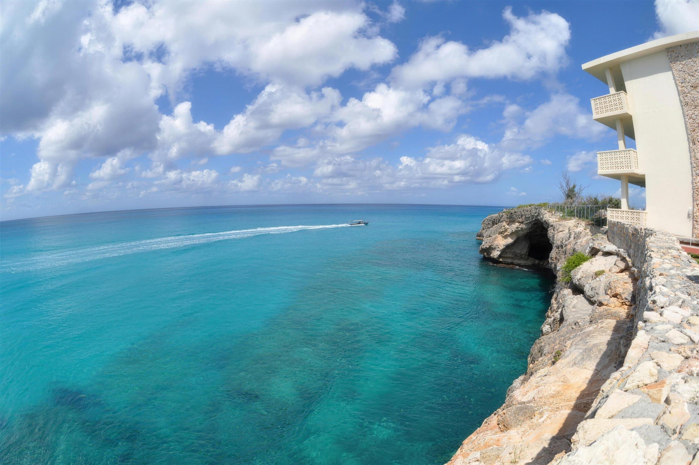 Falaises de grès et grotte marine au-dessus d’une eau turquoise à Cupecoy