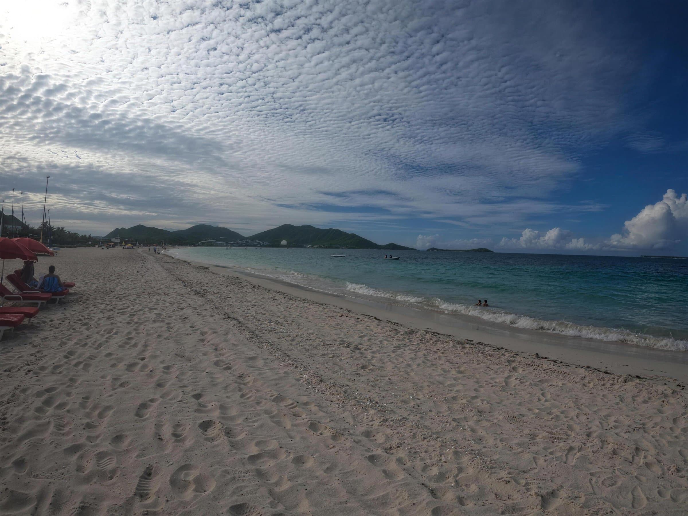 La plage de la Baie Orientale, sur la côte atlantique de Saint-Martin