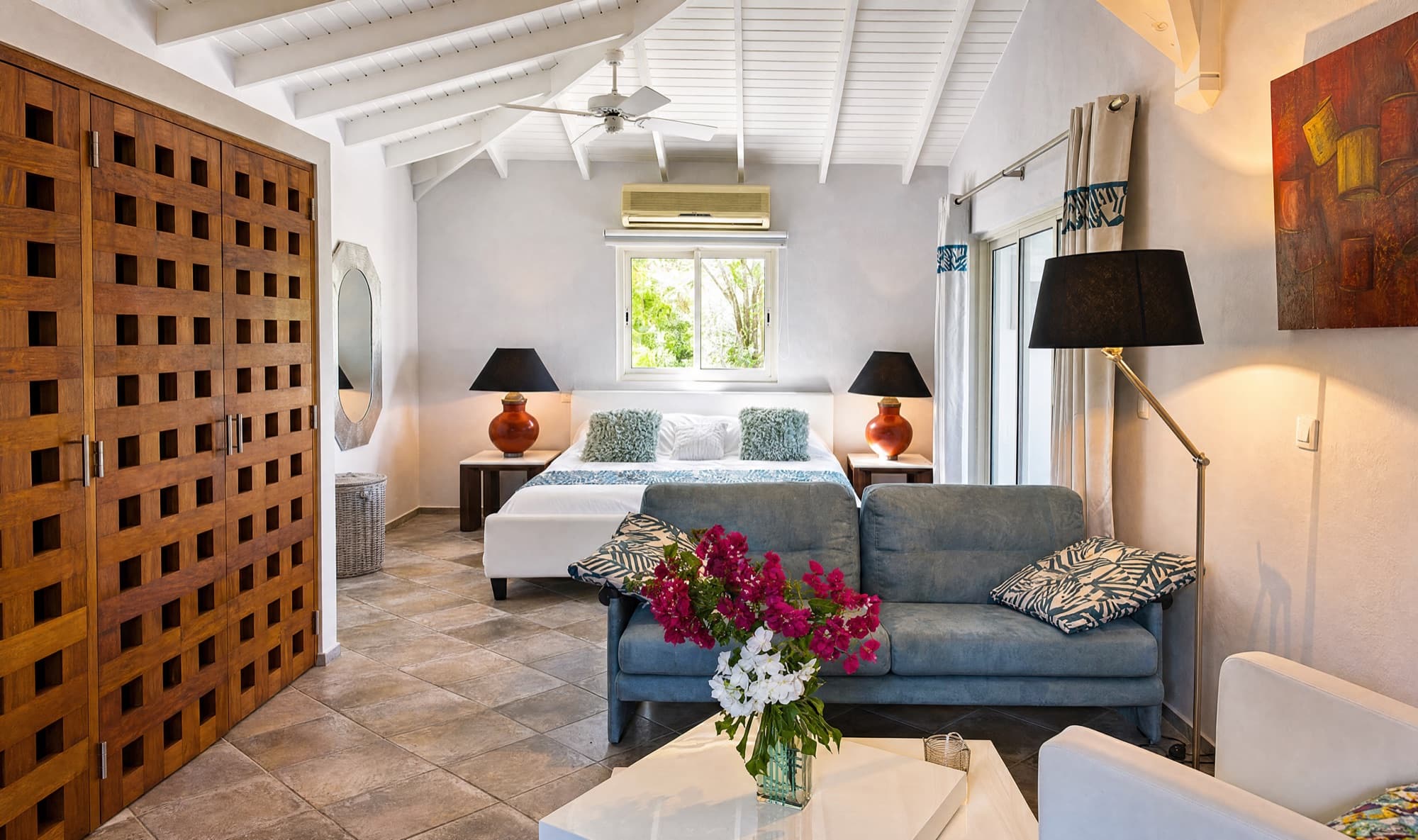 Suite avec linge de lit raffiné et plafond voûté
