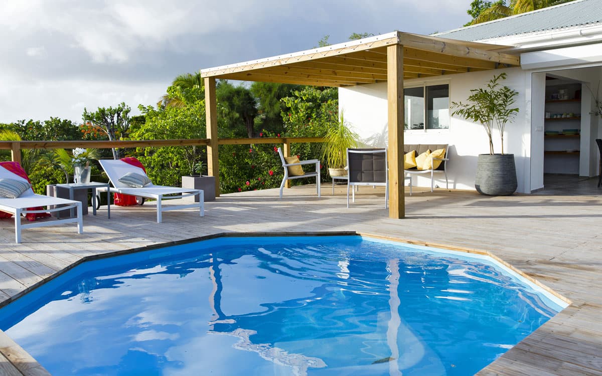 Pool, pergola and tropical garden at Villa Zenitude