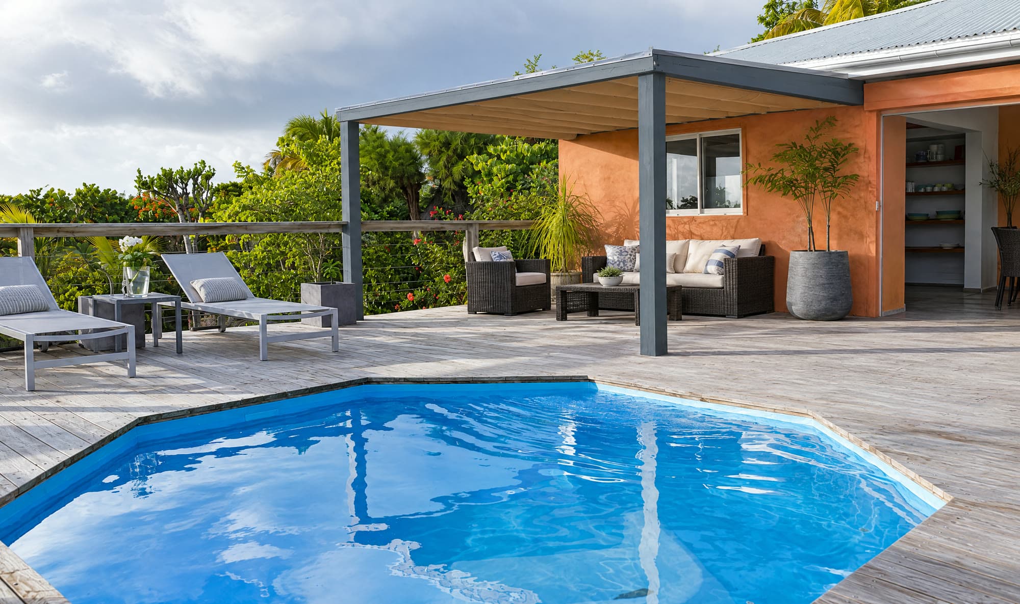 La piscine devant la villa corail et sa pergola gris ardoise